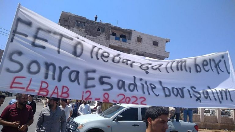 Suriyeli Muhaliflerden Haddi Aşan Slogan! “FETÖ ile barışın sonra belki Esad ile barışırız”