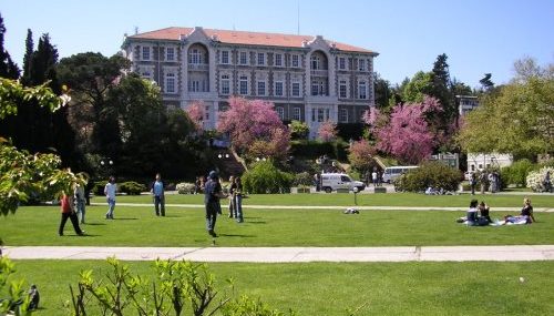 İstanbul’daki üniversitelerde deprem nedeniyle eğitime 2 gün ara verildi.