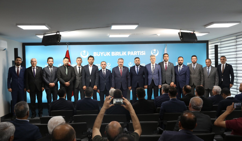 Yeniden Refah Partisi Kırşehir İl Başkanı ve 1200 üye Büyük Birlik Partisine geçti.