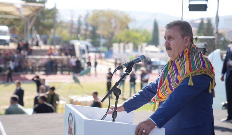 Mustafa Destici’den, HÜDA-PAR’lı Yapıcıoğlu’na “Elmalarla armutları birbirine karıştırmamak gerekir.”