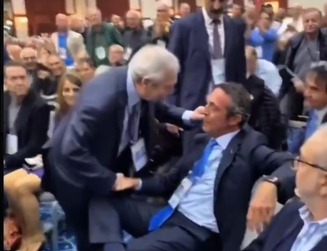 Aziz Yıldırım ve Ali Koç arasınde gerginlik Fenerbahçe Divan Kuruluna damga vurdu.