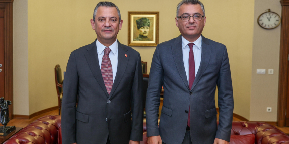 CHP Lideri Özgür Özel, Tufan Erhürman’ı tebrik etti.