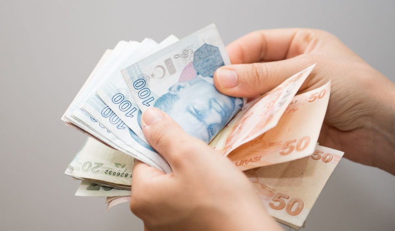 Sarı ve Siyah Sade İndirim Twitter Gönderisi