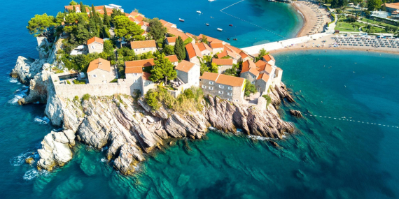 Karadağ’da vize krizi..Karadağ, Türkiye’den vizesiz seyahati geçici olarak askıya alıyor